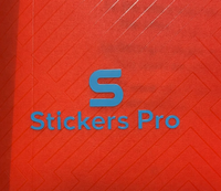 Pegatina de metal azul sobre carpeta de plástico