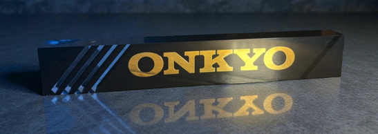 Pegatina de metal dorada sobre metraquilato Pegatina de metal dorada sobre metraquilato